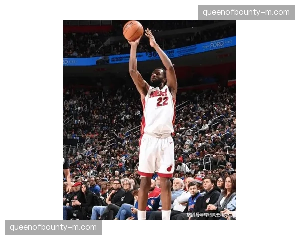 亚历山大遭遇包夹困境 米切尔挺身分担持球压力 亚历山大遭遇包夹困境 米切尔挺身分担持球压力